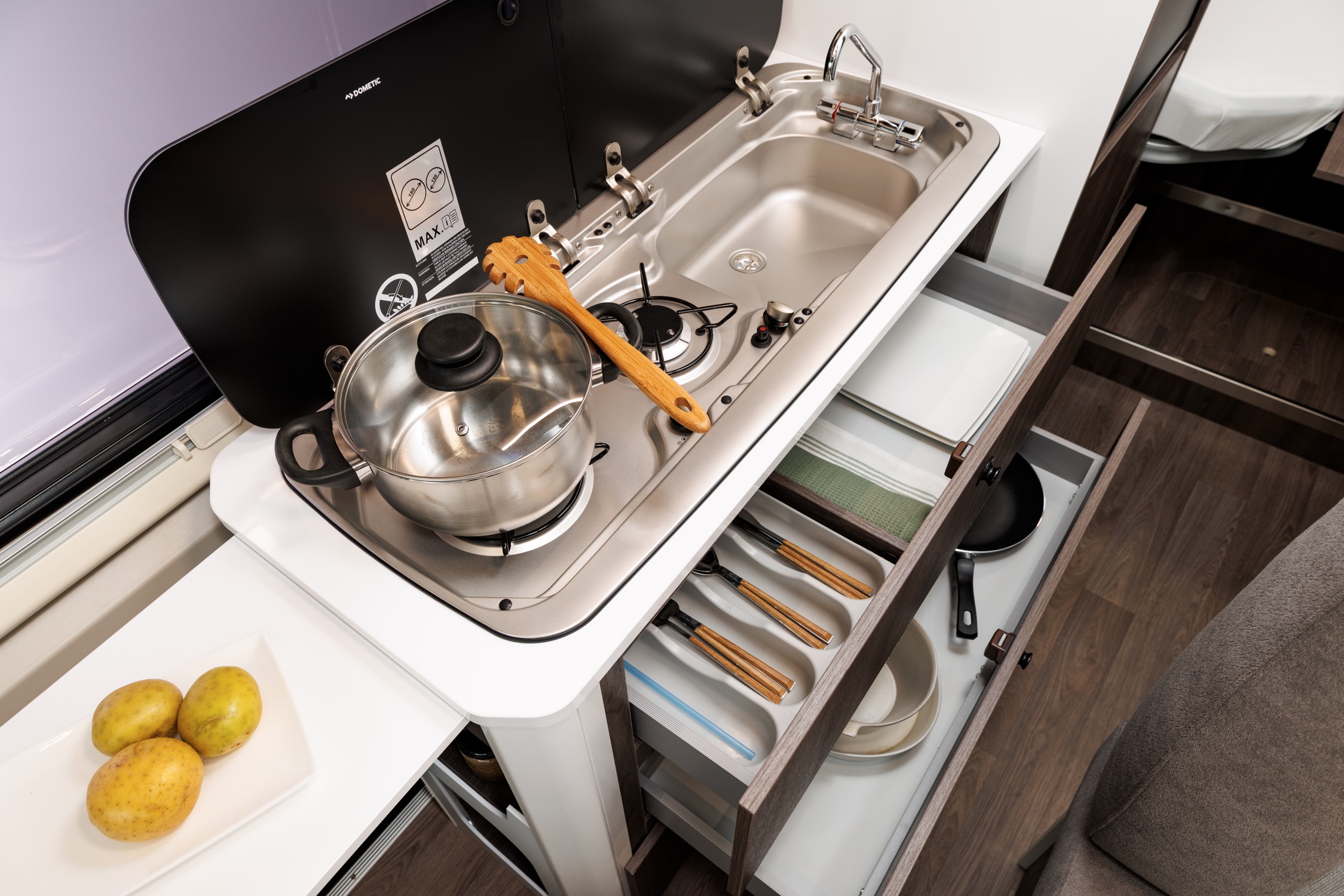 Incluye aseo con ducha y cocina completa.