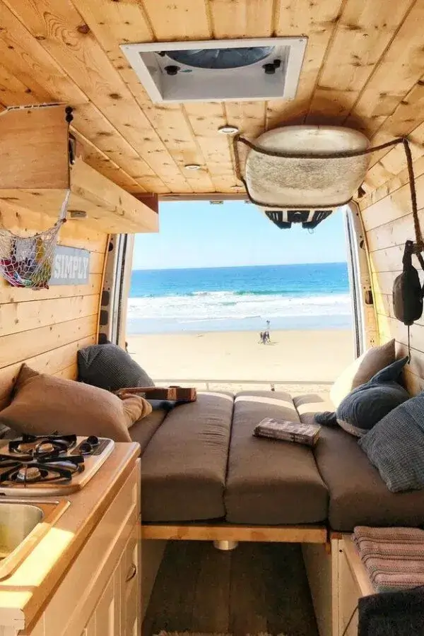 Autocaravana decorada estilo surfer 600x900 1 - Decoración de una autocaravana por dentro: ¡Te mostramos cómo! Autocaravana decorada estilo surfer