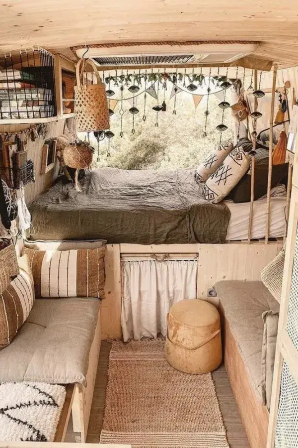 Autocaravana estilo hippie 600x900 1 - Decoración de una autocaravana por dentro: ¡Te mostramos cómo! Autocaravana estilo hippie