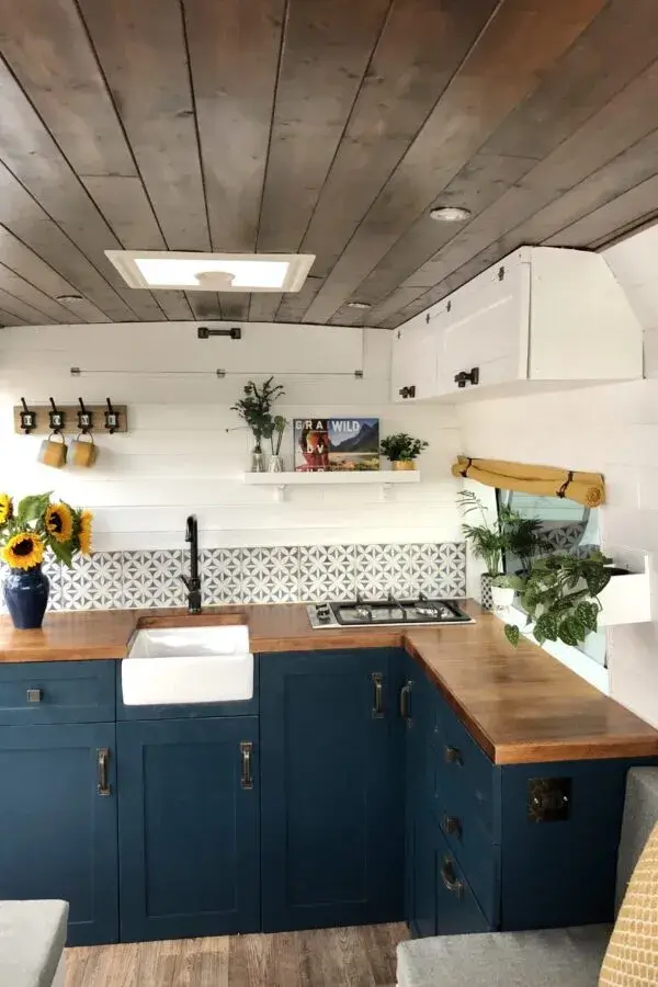 Autocaravana interior con plantas 600x900 1 - Decoración de una autocaravana por dentro: ¡Te mostramos cómo! Autocaravana interior con plantas