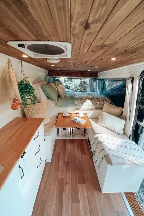 Camas autocaravas por dentro scaled 600x900 1 - Decoración de una autocaravana por dentro: ¡Te mostramos cómo! Camas en autocaravanas por dentro