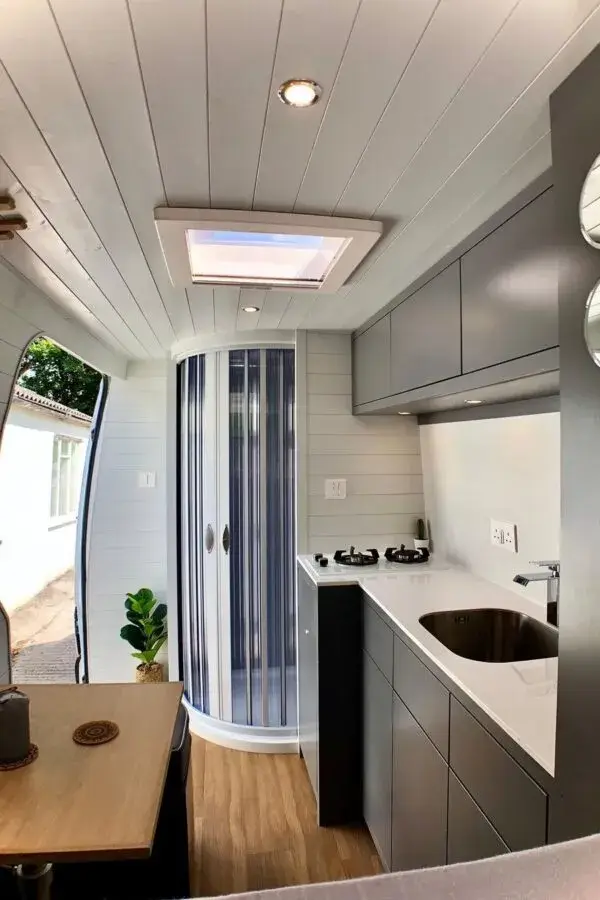 Decoracion Autocaravanas modernas 600x900 1 - Decoración de una autocaravana por dentro: ¡Te mostramos cómo! Decoración en autocaravanas modernas