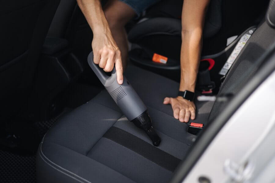 aspirador de mano autocaravana 1 - Accesorios para autocaravanas que te harán la vida más fácil Aspirador de mano autocaravana