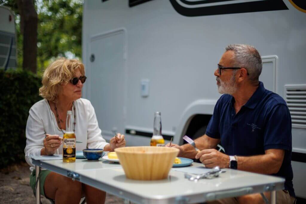 cocinar camping autocaravana - Cocinar en el camping: Tips y trucos para disfrutar de la cocina al aire libre Cocinar en el camping en camper Van