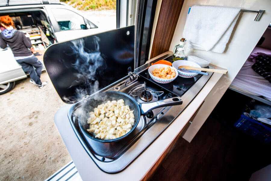 utensilios cocina autocaravana - Ideas y Trucos para Organizar la Cocina de tu Autocaravana Utensilios cocina autocaravana